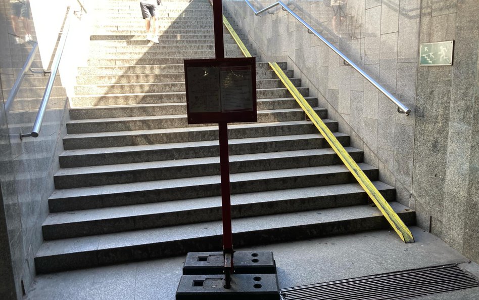 Informacje o zmianach w komunikacji umieszczone są na przystankach i w przejściach podziemnych