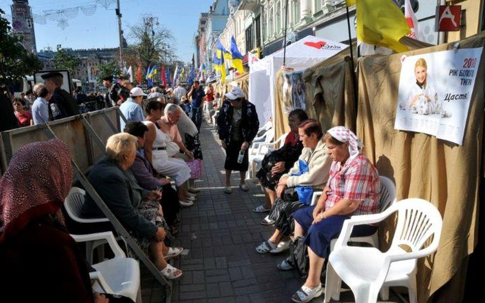 Deputowani Bloku Julii Tymoszenko, która trafiła w piątek do kijowskiego aresztu Łukianiwka, zbieraj