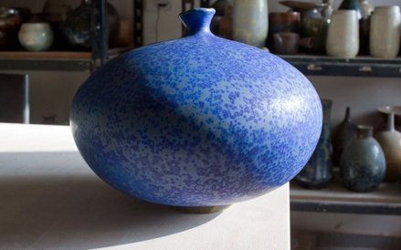 Galeria M Odwach, Andrzej Mędrek, Amfora, kamionka formowana z wałeczków, szkliwo z kryształów miner