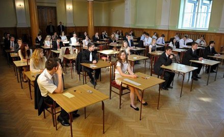 Uczelnie oferują licealistom, którzy oblali egzamin dojrzałości, przepustkę na II rok studiów. Na ba