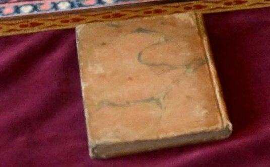 Książka, którą Macron podarował papieżowi