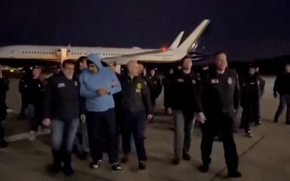 Nicolas Maduro (w środku, w bluzie z kapturem), był prezydentem Wenezueli od 2013 r., ale w ostatnic