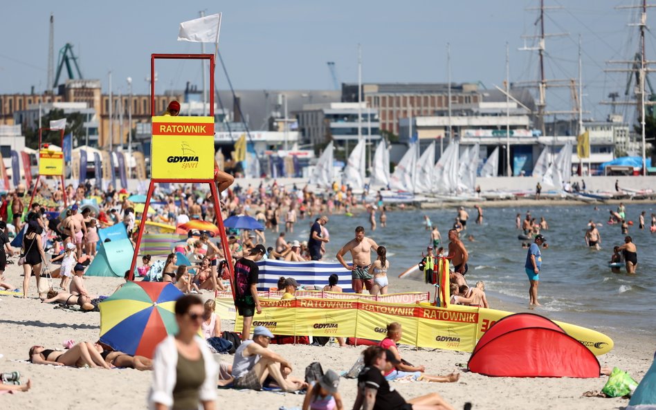 Upalny dzień na plaży w Gdyni