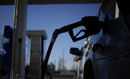 Ropa tanieje, jednak skalę obniżek cen benzyny ogranicza silny dolar.