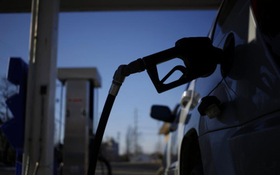 Ropa tanieje, jednak skalę obniżek cen benzyny ogranicza silny dolar.