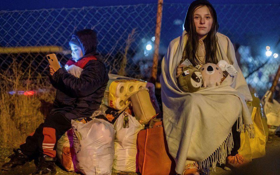 Rodzeństwo ze Lwowa na przejściu granicznym w Medyce