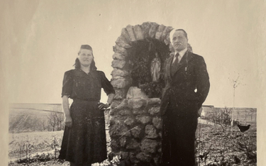 Spełnione przyrzeczenie. Stanisław Kućmierz z żoną Władysławą przy kapliczce, którą postawił w Jerzm