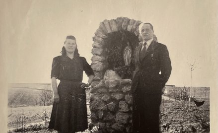 Spełnione przyrzeczenie. Stanisław Kućmierz z żoną Władysławą przy kapliczce, którą postawił w Jerzm