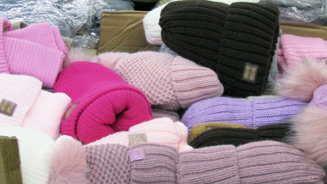 W boksie obywatelki Wietnamu znaleziono ponad 2,6 tysiąca sztuk akcesoriów zimowych, takich jak czap