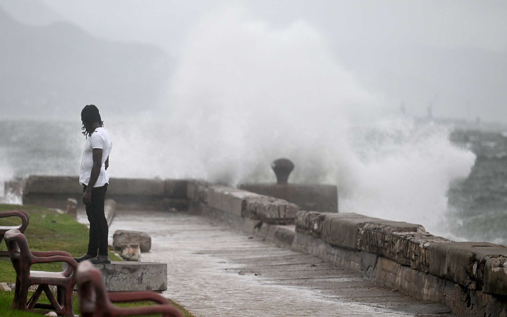 Huragan Melissa uderzył, polski internet szaleje. Uwięziony znany polski aktor