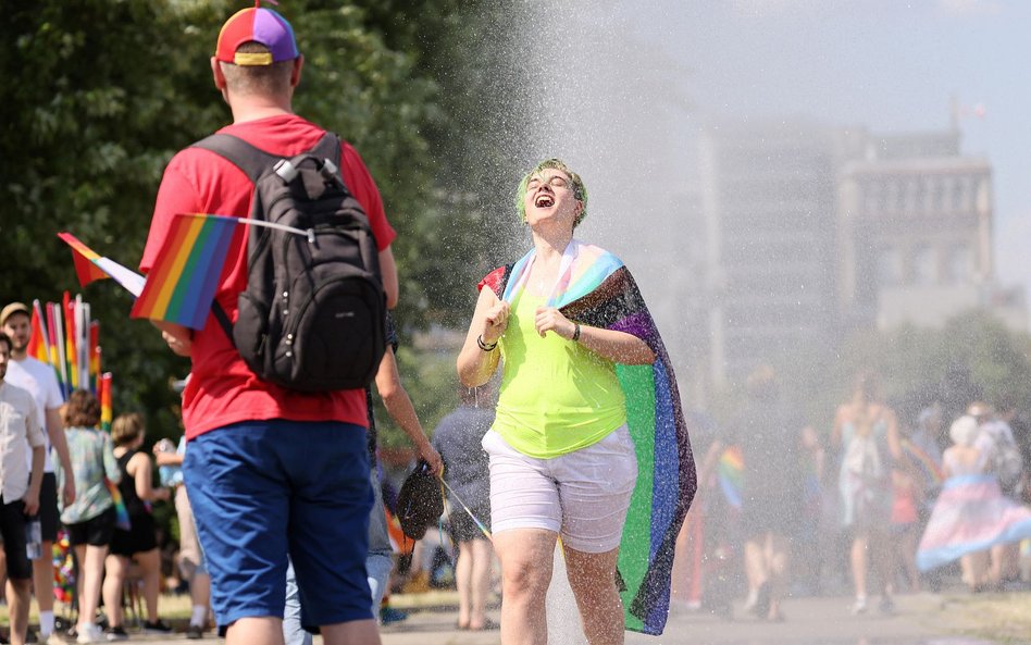 Uczestnicy XX Parady Równości w centrum Warszawy.