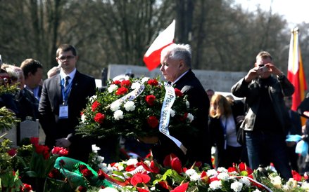 Prezes PiS Jarosław Kaczyński składa kwiaty na grobach ofiar katastrofy smoleńskiej, na Cmentarzu Wo