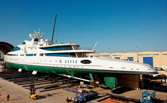 Yas po wytoczeniu z hali stoczniowej. Warto zwrócić uwagę na kształt rufy, dodanej w trakcie przebud