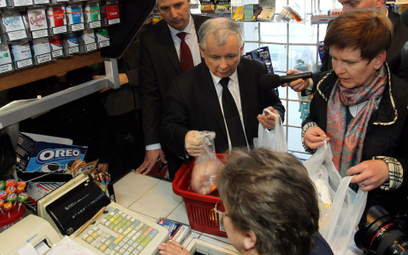Jarosław Kaczyński i Beata Szydło na zakupach w jednym z warszawskich sklepów w 2011 roku