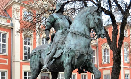 Pomnik Bartolomea Colleoniego („kopia kopii”) przed Akademią Sztuk Pięknych w Warszawie