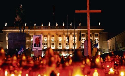 Krzyż przed Pałacem Prezydenckim na Krakowskim Przedmieściu postawili harcerze z ZHP, ZHR i Skauci E