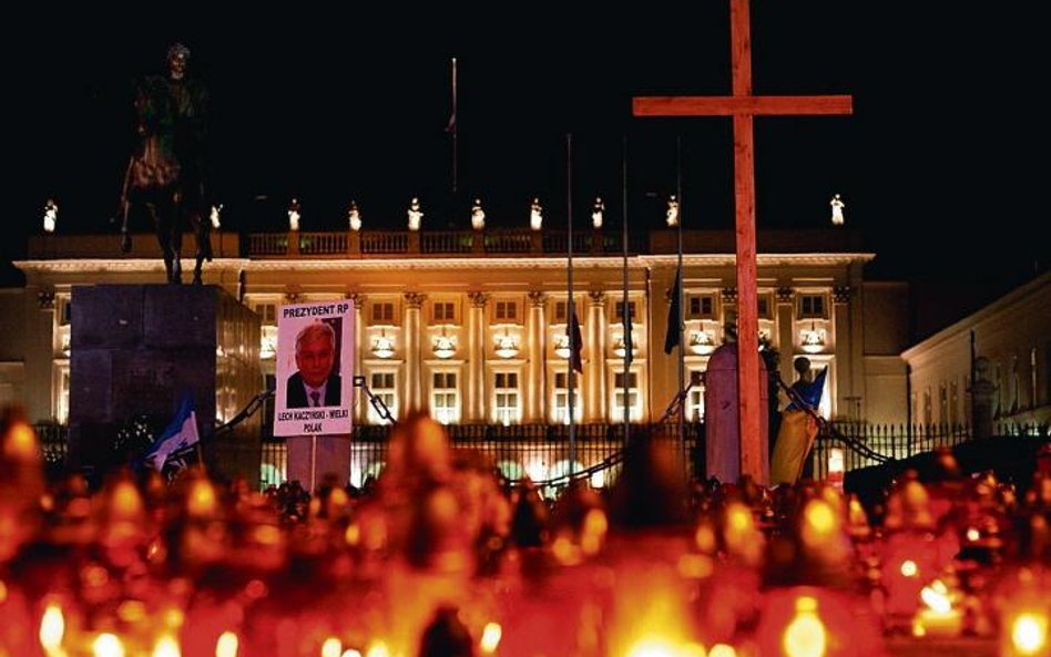 Krzyż przed Pałacem Prezydenckim na Krakowskim Przedmieściu postawili harcerze z ZHP, ZHR i Skauci E