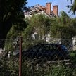 Zniszczony przez drona dach budynku mieszkalnego w miejscowości Wyryki