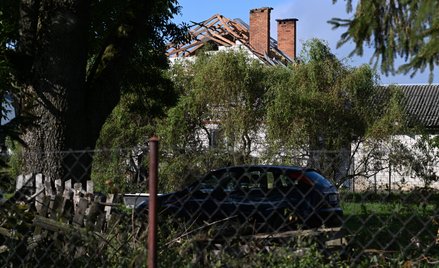 Zniszczony przez drona dach budynku mieszkalnego w miejscowości Wyryki