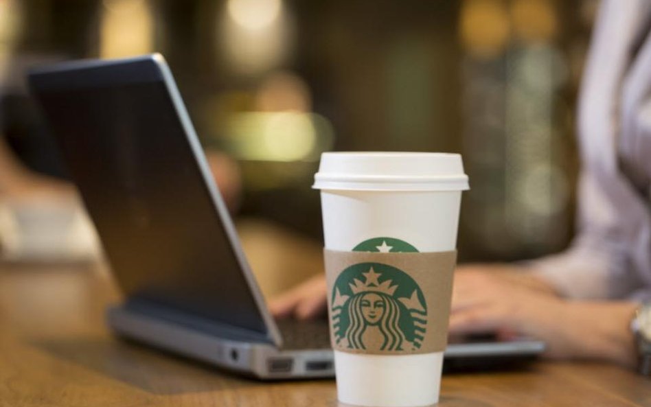 Starbucks wykorzystuje smartfony i będzie sostarczał kawę klientom