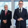 Minister infrastruktury Dariusz Klimczak (P) oraz sekretarz stanu w Ministerstwie Funduszy i Polityk