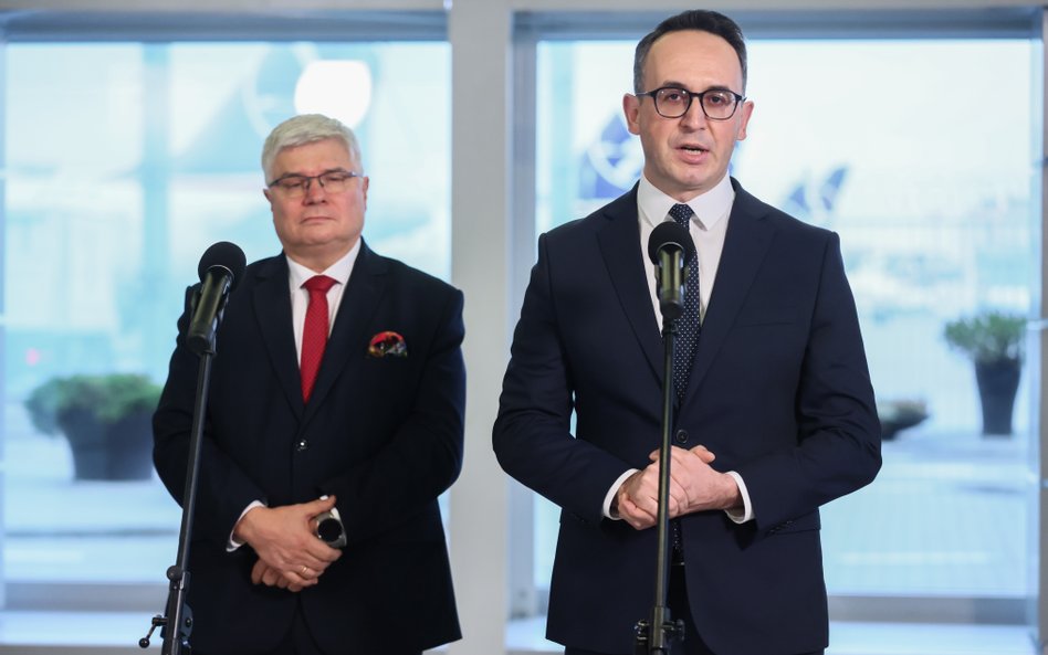 Minister infrastruktury Dariusz Klimczak (P) oraz sekretarz stanu w Ministerstwie Funduszy i Polityk