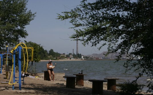 Plaża na brzegu Morza Azowskiego w Mariupolu