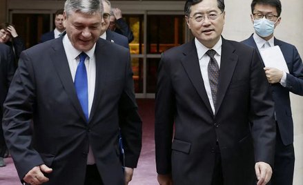 Wiceminister spraw zagranicznych Rosji Andrieja Rudenkę (L) i minister spraw zagranicznych Chin Qin 