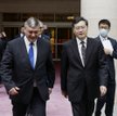 Wiceminister spraw zagranicznych Rosji Andrieja Rudenkę (L) i minister spraw zagranicznych Chin Qin 