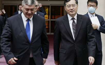 Wiceminister spraw zagranicznych Rosji Andrieja Rudenkę (L) i minister spraw zagranicznych Chin Qin 