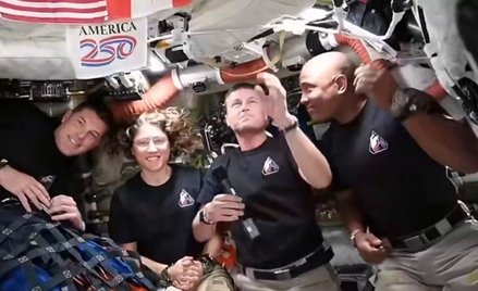 Astronauci z misji Artemis II, po odzyskaniu łączności radiowej z Ziemią, rozmawiali z Donaldem Trum