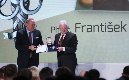 Prezes Polskiego Komitetu Olimpijskiego Andrzej Kraśnicki (L) wręcza prezesowi Słowackiego Komitetu 