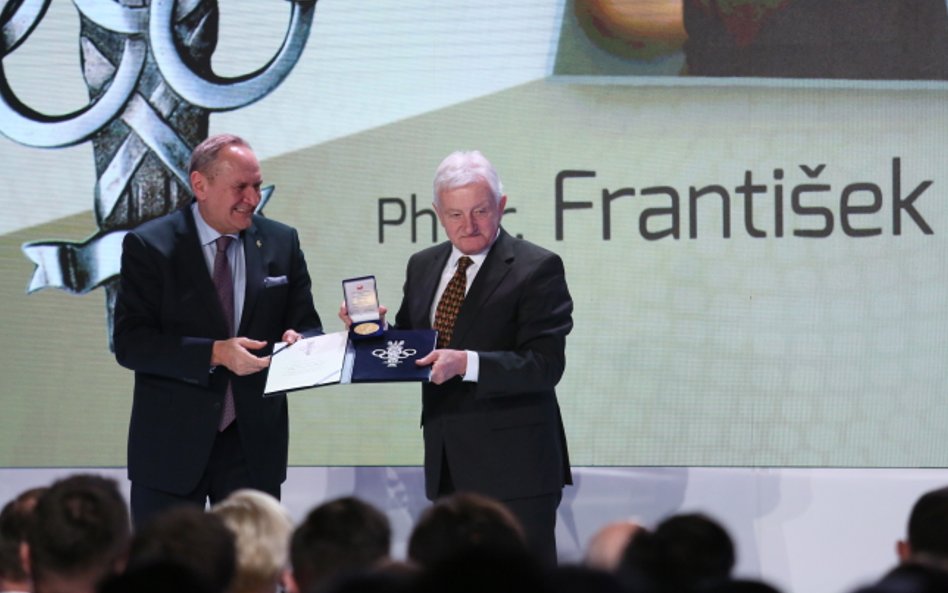 Prezes Polskiego Komitetu Olimpijskiego Andrzej Kraśnicki (L) wręcza prezesowi Słowackiego Komitetu 