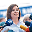 Prezydent Maia Sandu przed jedną z komisji wyborczych