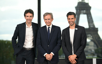 Antoine Arnault, Bernard Arnault i Tony Estanguet podczas ogłoszenia decyzji o podjęciu współpracy p