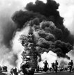 Płonący lotniskowiec USS „Bunker Hill” po ataku kamikaze niedaleko Okinawy, 11 maja 1945 r.