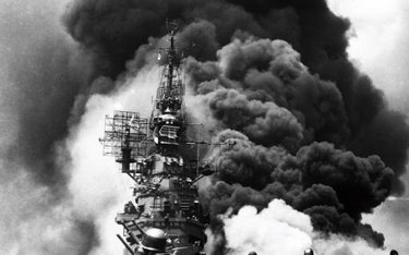 Płonący lotniskowiec USS „Bunker Hill” po ataku kamikaze niedaleko Okinawy, 11 maja 1945 r.