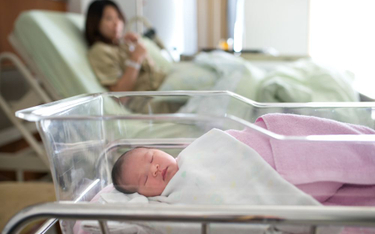 Koronawirus a prawa pacjenta: szpital nie może zamykać noworodka przed rodzicami