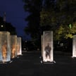 Pomnik to dzieło specjalizujących się w szkle artystów Tomasza i Konrada Urbanowiczów z wrocławskiej