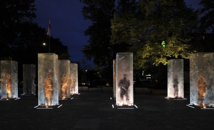 Pomnik to dzieło specjalizujących się w szkle artystów Tomasza i Konrada Urbanowiczów z wrocławskiej