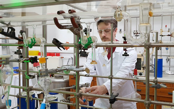 Dr hab. inż. Maciej Marczewski wykonuje pomiary elektrochemiczne, składa ogniwa i doradza w zakresie