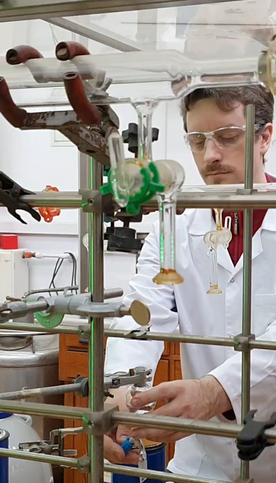 Dr hab. inż. Maciej Marczewski wykonuje pomiary elektrochemiczne, składa ogniwa i doradza w zakresie