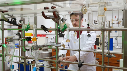 Dr hab. inż. Maciej Marczewski wykonuje pomiary elektrochemiczne, składa ogniwa i doradza w zakresie