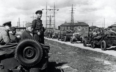 Dowódca radzieckiej jednostki obserwuje przejeżdżającą kolumnę amerykańskich jeepów wysłanych do ZSR