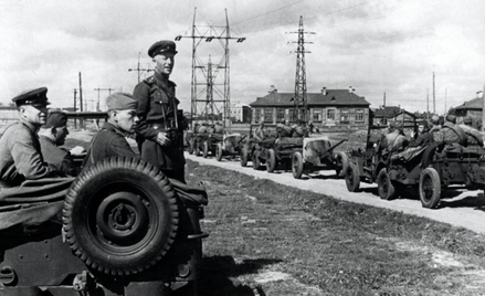 Dowódca radzieckiej jednostki obserwuje przejeżdżającą kolumnę amerykańskich jeepów wysłanych do ZSR