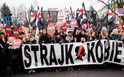 W Polsce od kilku lat trwa walka o zmianę prawa aborcyjnego. Na zdjęciu ubiegłoroczny protest przeci