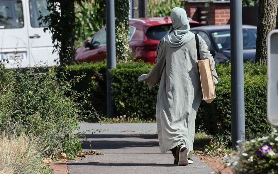 Abaja formalnie nie jest znakiem przynależności do islamu. To raczej zwyczajowy strój, który pojawił