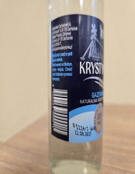 Naturalna woda mineralna Krystynka, gazowana, 330 ml, widoczne oznaczenie partii FS224/3