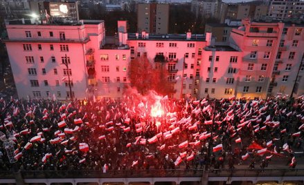 Uczestnicy Marszu Niepodległości 2017 na Moście Poniatowskiego w Warszawie