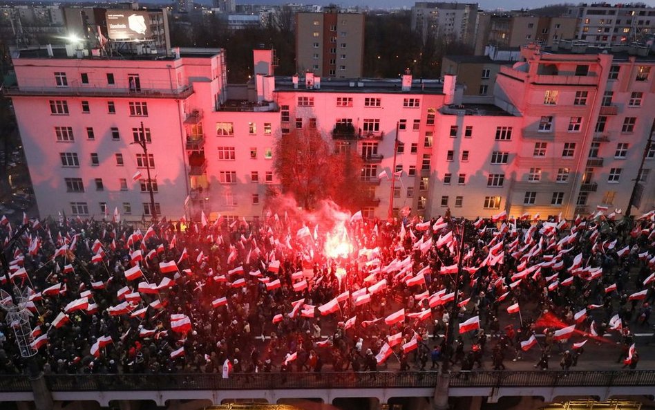 Uczestnicy Marszu Niepodległości 2017 na Moście Poniatowskiego w Warszawie